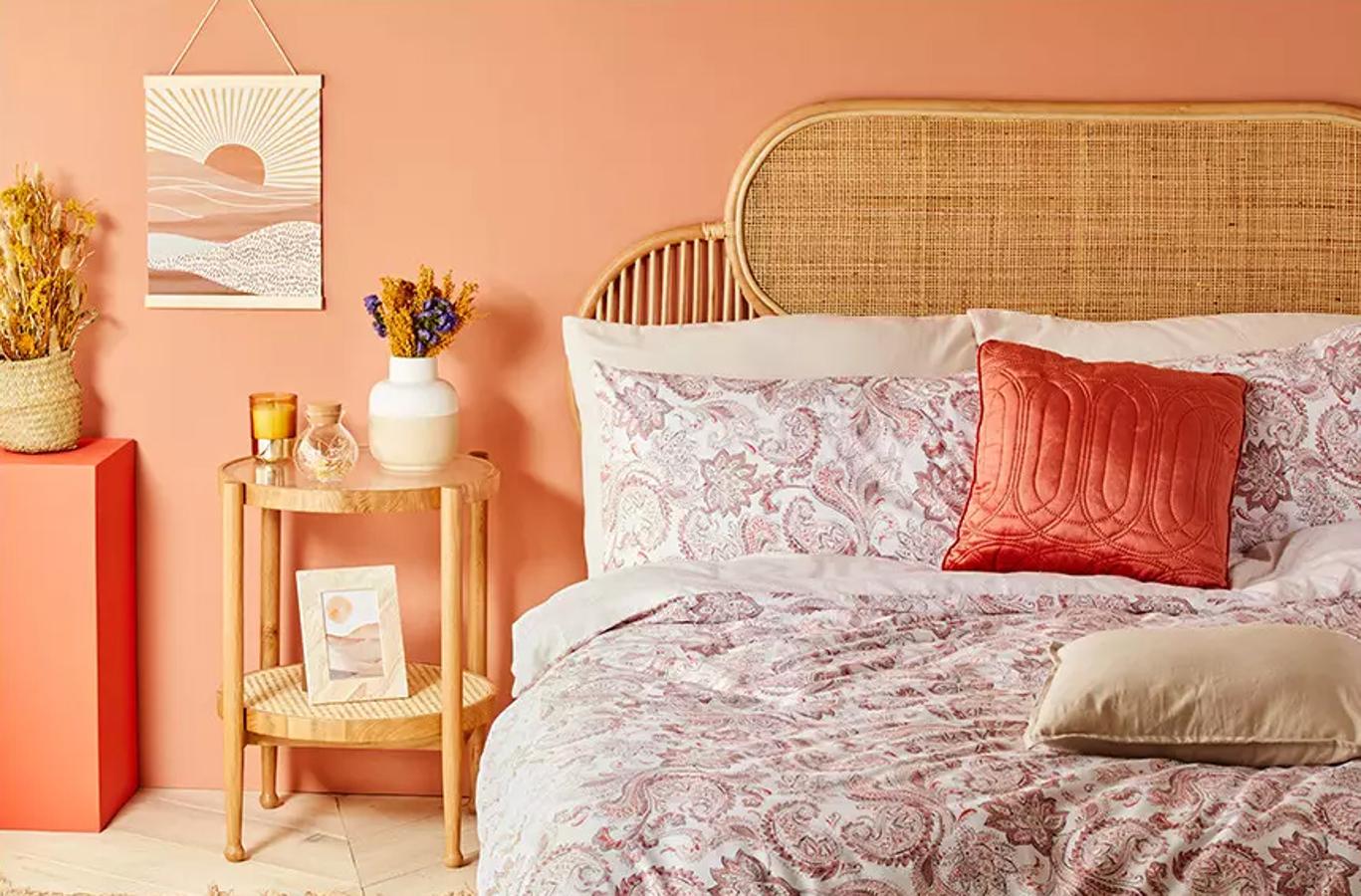 La colcha de estampado paisley cuesta 16 euros, la funda de almohadas a juego cuesta 8 euros, el cuadro 4 euros y la cesta para flores, 9 euros.