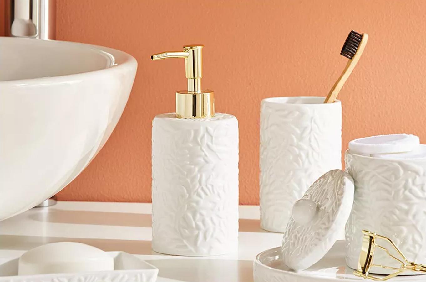 Este juego de baño en cerámica blanca de Primark Home cuesta 5 euros el dispensador de jabón, 4 euros la jabonera y 7 euros el vaso para los cepillos de dientes.