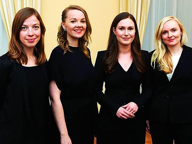 Sanna Marin, con las otras ministras de su Gobierno