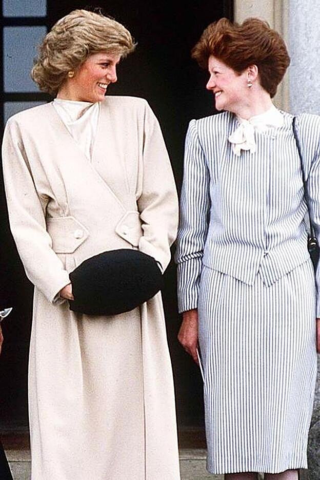 Diana Spencer, princesa de Gales, y su hermana Sarah Spencer, la mujer que salió antes que ella con el rpíncipe Carlos y se lo presentó.