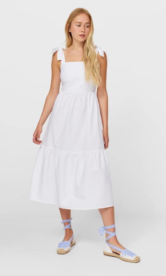 Disponible en blanco o en negro, este vestido midi con escote recto y tirantes ajustables con lazado cuenta con volantes en el bajo y tiene un precio de 19,99 euros.