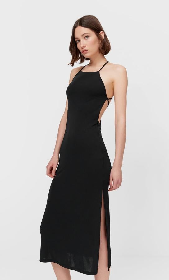 Con la espalda descubierta y cuello halter, este vestido midi de color negro y tirantes tiene un precio de 19,99 euros.