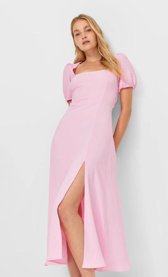 En color rosa claro, este vestido midi con escote recto y espalda descubierta cuenta con manga corta abullonada y tiene un precio de 25,99 euros.
