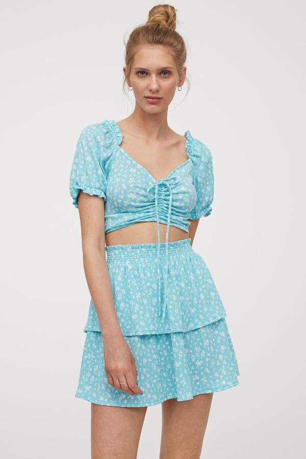 Disponible en turquesa, negro o amarillo y con el top a juego, esta falda corta en punto arrugado cuenta volante ancho y tiene un precio de 19,99 euros.