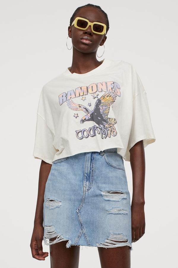 Esta falda denim, disponible en azul o blanco, cuenta con talle alto y detalles desgastados en la parte delantera. Tiene un precio de 24,99 euros.