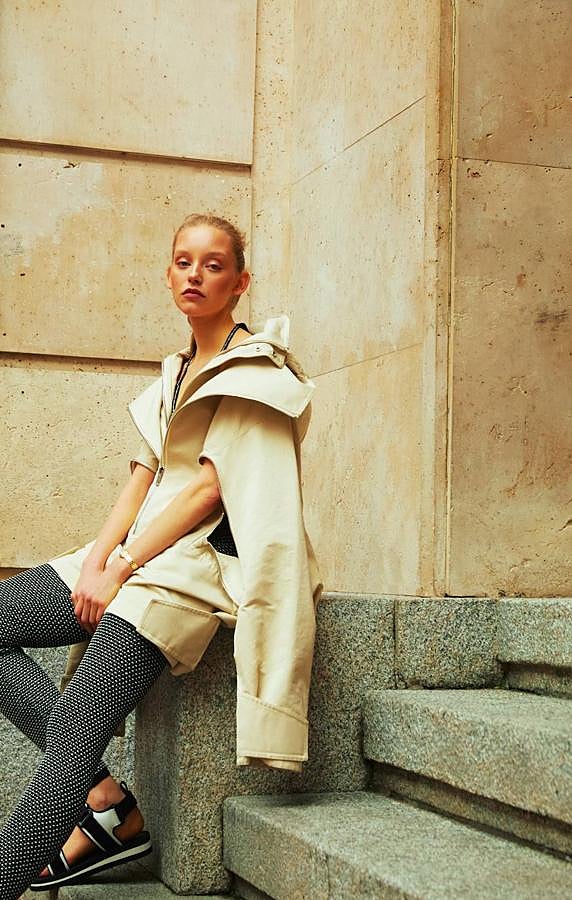 Parka de sarga, de Givenchy; mono de tirantes, de Chanel; reloj Panthère de oro amarillo, de Cartier; y sandalias de Louis Vuitton. Estilismo: Cristina Pérez Hernando. Maquillaje: José Belmonte (Cool) para Nars. Peluquería: Manu Fernández (Cool)