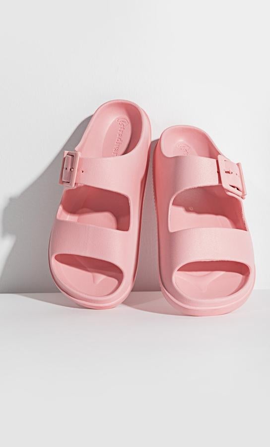 Disponibles en rosa o en negro, estas sandalias en material engomado y detalle de hebilla tienen un precio de 15,99 euros.