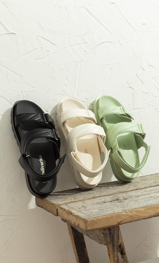 Disponibles en varios colores, estas sandalias planas con tiras acolchadas y suela dentada tienen un precio de 25,99 euros.