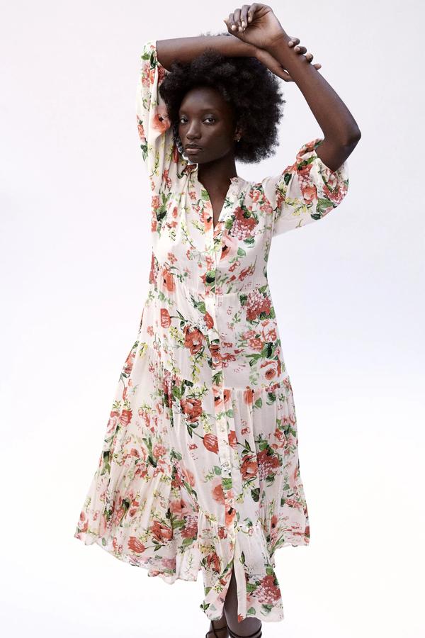 Este vestido largo en color crudo con estampado de flores cuenta con elástico en la manga y bajo acabado en volante. Tiene un precio de 39,95 euros.