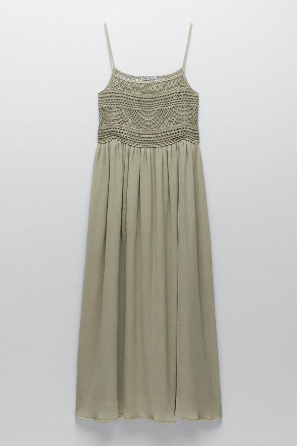 En color caqui claro, este vestido largo de tirantes finos y escote recto cuenta con detalle de crochet y tiene un precio de 29,95 euros.