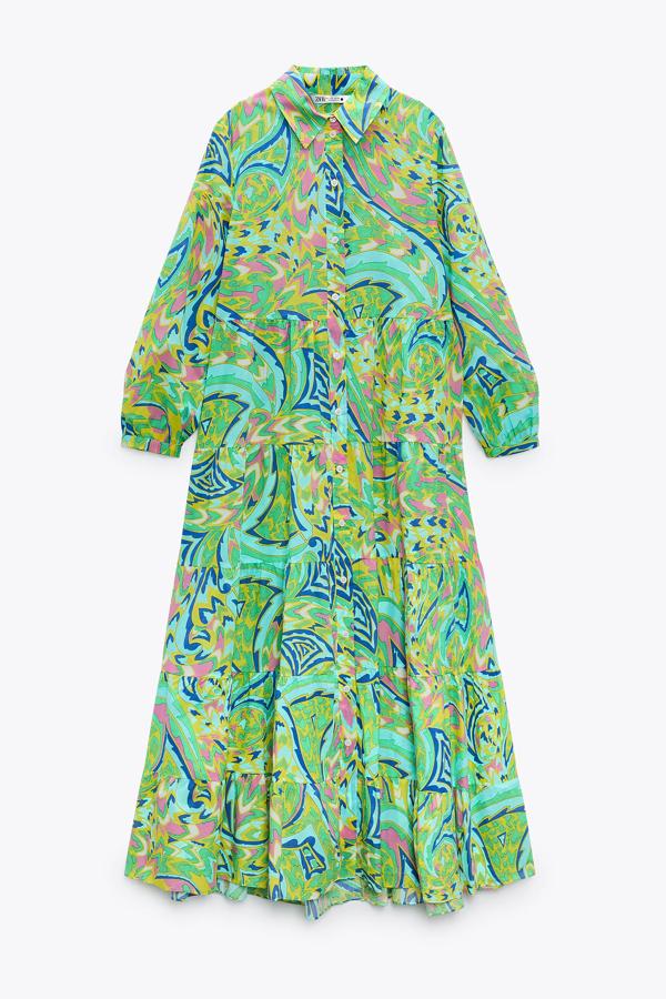 En color verde y con estampado multicolor, este vestido midi con cuello solapa, cierre frontal con botones y bajo acabado en volante tiene un precio de 39,95 euros.