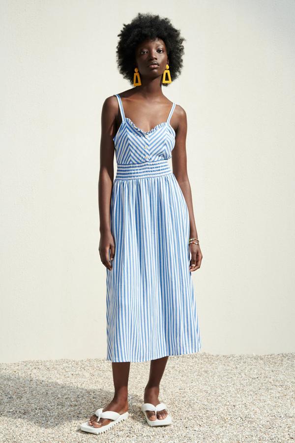 Este vestido de tirantes con escote de pico y cintura elástica tipo nido de abeja cuenta con bajo acabado en evasé y tiene un precio de 39,95 euros.