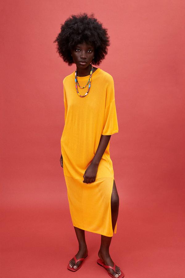 Este vestido amplio tipo túnica de color naranja con cuello redondo y de manga corta cuenta con aberturas laterales y tiene un precio de 29,95 euros.