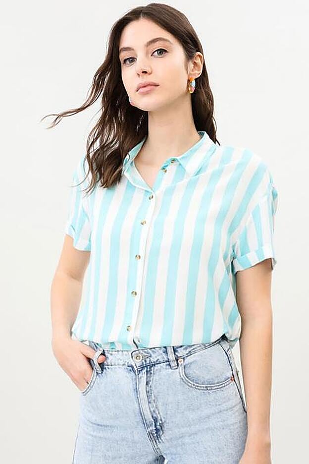 Confeccionada en un tejido fluido, esta camisa de manga corta y cuello camisero es perfecta para combinar con todo.