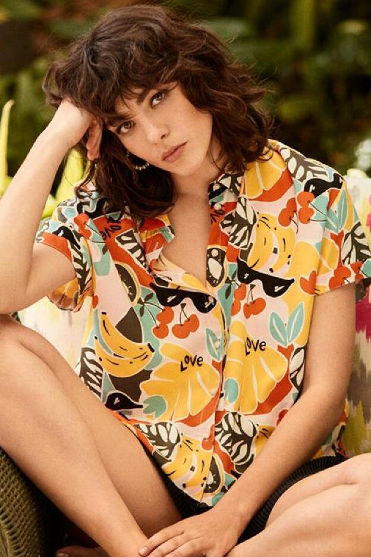 Pincha en la imagen y descubre las nueve camisas de manga corta perfectas para combinar con pantalones y convertirlas en tu comodín de primavera.