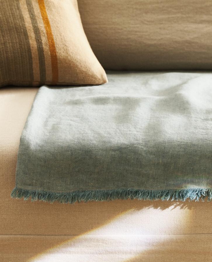 Con unas medidas de 140x190 centímetros, esta manta de lino arrugado con acabado de flecos está disponible en varios colores y tiene un precio de 69,99 euros.