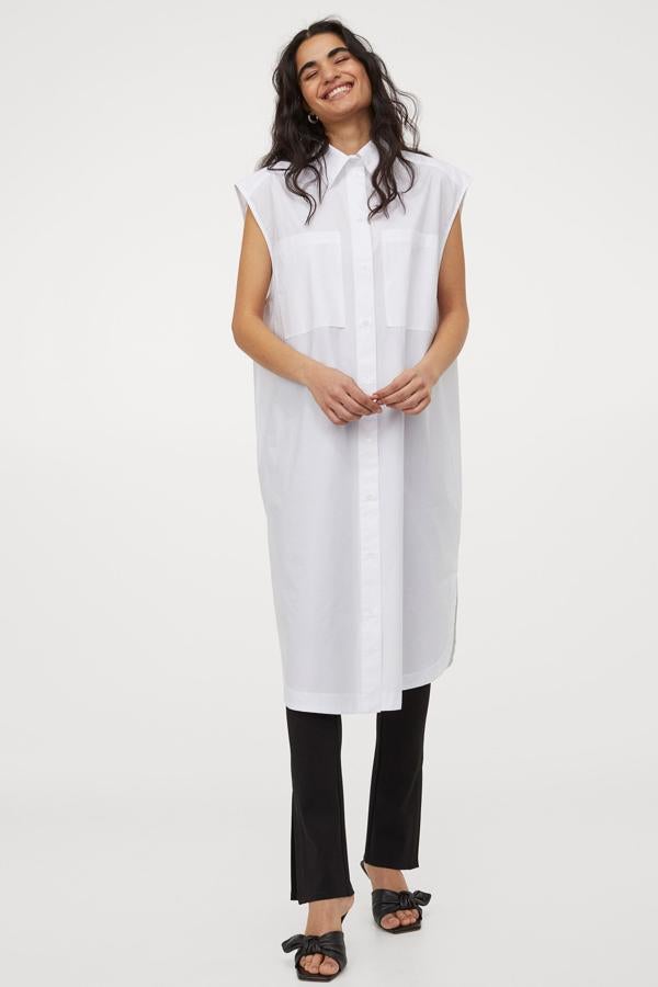 Este vestido de algodón con cuello camisero, cierre de botones frontal y canesú con pliegue de caja en la espalda es de H&M y viene con bolsillos de plastrón en la pechera y bajo redondeado con aberturas laterales. Cuesta 19,99 euros y podemos encontrarlo entre las tallas S y XXL.