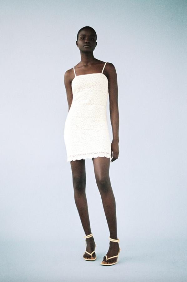 Otro diseño corto de Zara es este con escote recto y tirantes finos ajustables con diseño de encaje y forro interior combinado a tono. En blanco roto, cuesta 19,95 euros y está disponible en las tallas S, M y L.