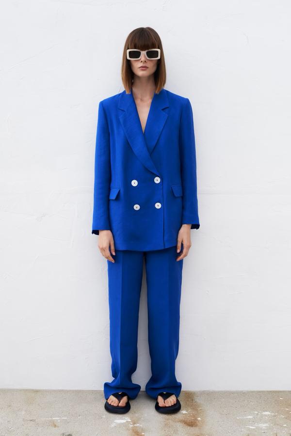 Blazer cruzada de doble botonadura, de Zara (49,95 €).