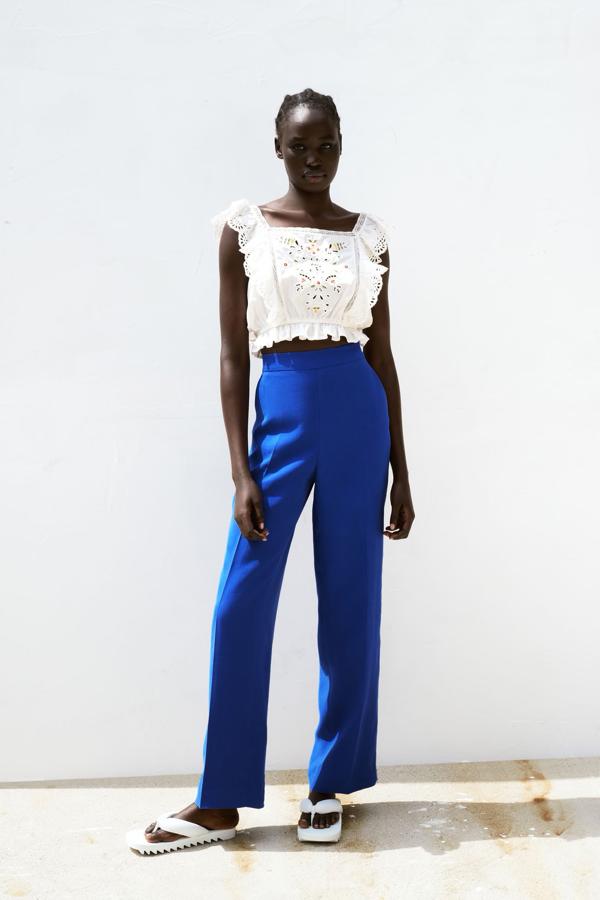 Pantalones de traje rectos de cintura alta, de Zara (29,95 €).