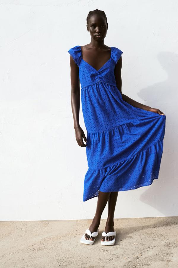 Vestido de algodón con tirantes y detalles perforados, de Zara (39,95 €).