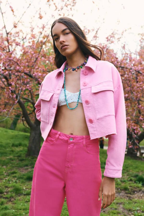 Para tus conjuntos más alegres y juveniles, esta sobrecamisa corta en color rosa de Zara es la opción ideal. Su precio es de 25,95 €.