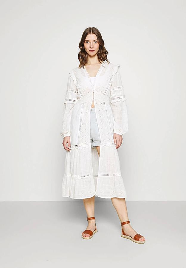 Zalando nos trae una chaqueta color crema con adornos de ganchillo y cierre de botones que tiene un pronunciado escote de pico. Cuesta 75 €.