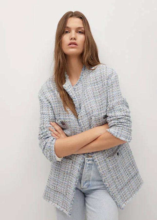 Esta chaqueta de tweed en color azul celeste y con cuello redondo cuenta con dos bolsillos sin solapa en la parte delantera. Es de Mango y tiene un precio de 69,99 €.