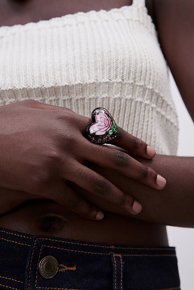 Tienes que ver estos 10 accesorios súper cuqui que se esconden en el low cost: calcetines híper monos, coleteros que dan extra volumen y broches perfectos para regalar(te)