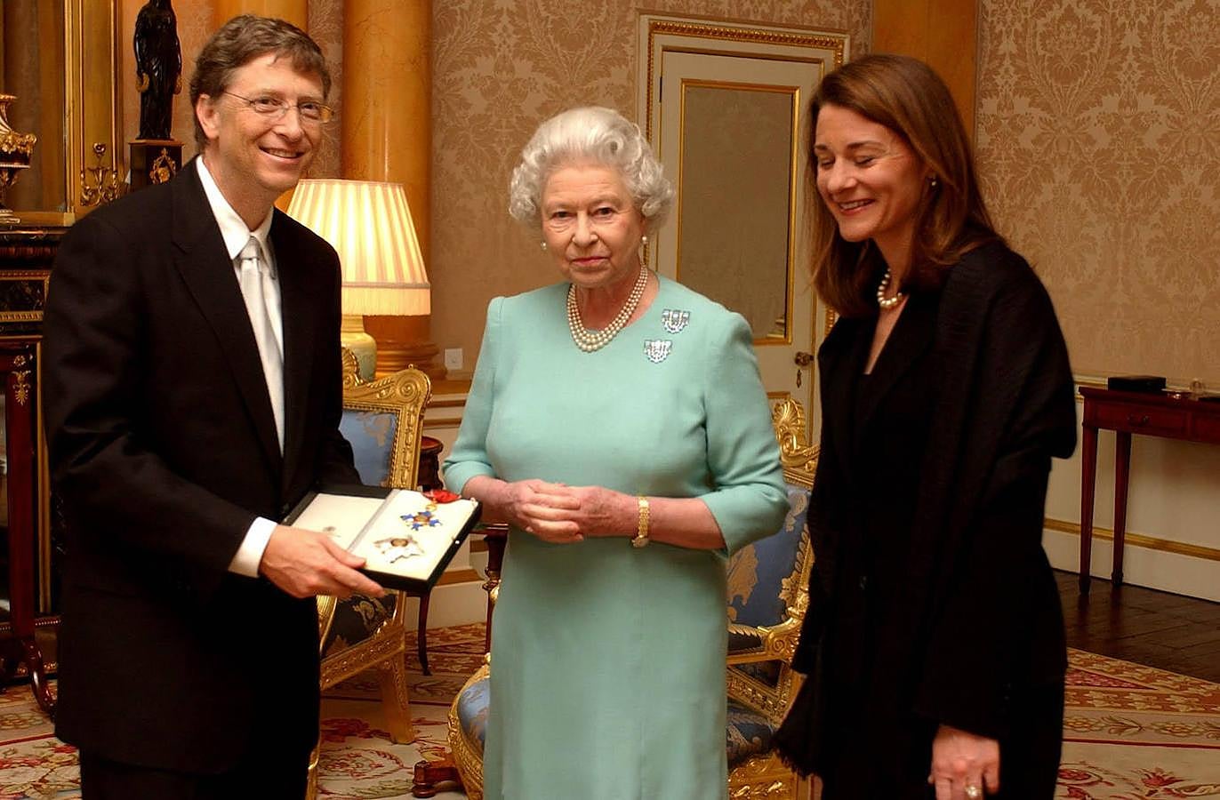 Bill Gates fue nombrado a los 49 años de edad Caballero Honorario de la Orden del Imperio Británico por la reina Isabel II, en reconocimiento por su importante contribución a la actividad empresarial. El estadounidense recibió el premio en el palacio de Buckingham acompañado de su esposa Melinda.
