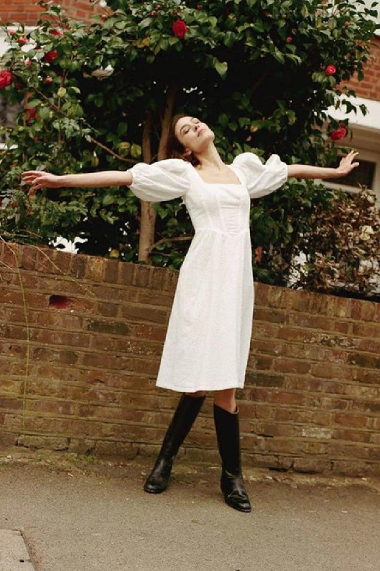 Pincha en la foto para ver la tendencia estrella de la primavera: 13 vestidos blancos súper favorecedores que estilizan la figura.