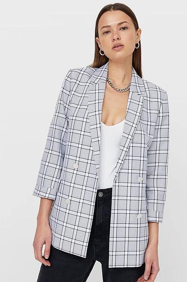 La blazer de cuadros tiene doble abotonadura y dos bolsillos con solapa