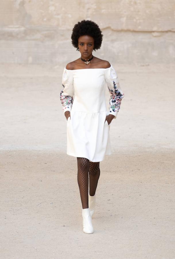 Fotos: La elegancia se mueve a ritmo de acordes de rock según Chanel para su nueva colección Crucero 2021/22