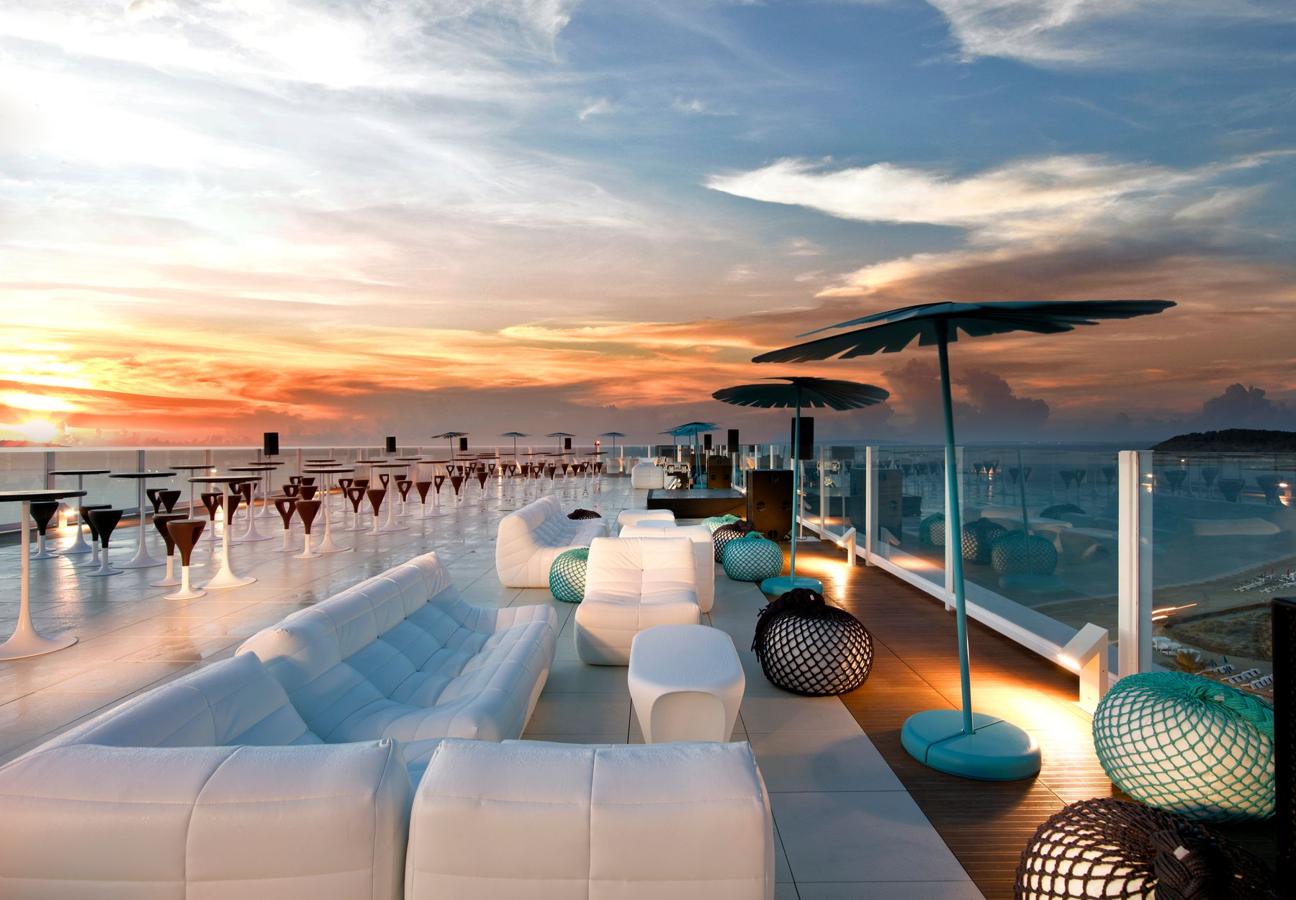 E Hard Rock Hotel de Ibiza es una de las propuestas gastronómicas más apetecibles del Mediterráneo. Por un lado, está Sublimotion de Paco Roncero, el restaurante más caro del mundo y una experiencia en sí mismo que bien merece un viaje a la Isla Blanca; y por el otro, la terraza The Ninth, uno de los rooftops con mejores vistas al mar del país. El HRH está en la Ctra. Playa D’en Bossa, s/n.