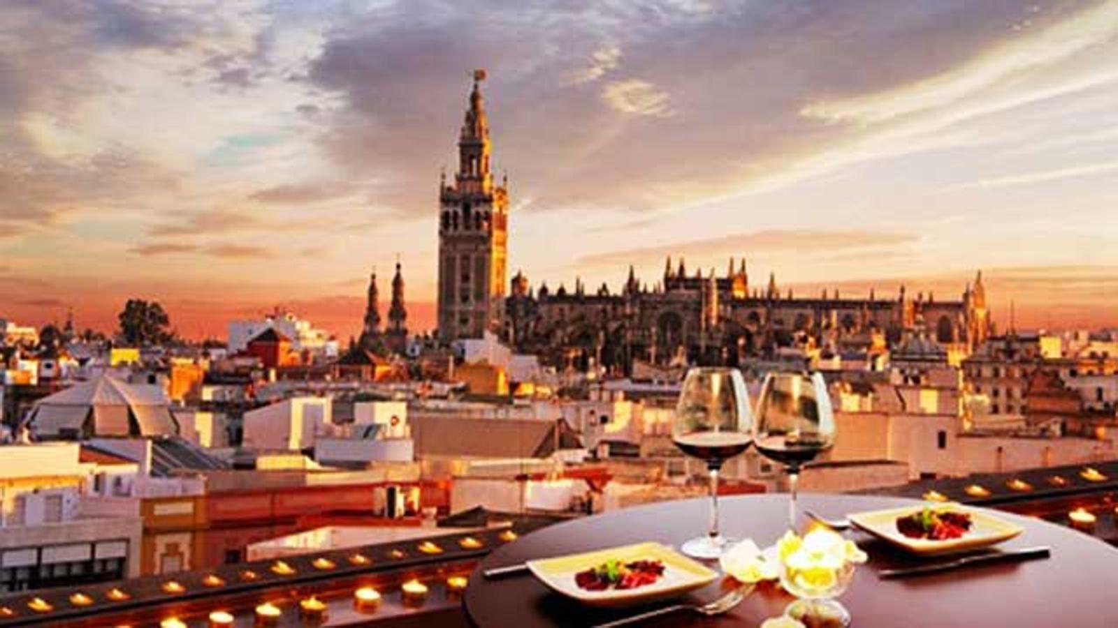 La Catedral, la Giralda, los patios a reventar de naranjos... El color más especial de Sevilla, y su aroma a azahar se disfruta mejor desde la terraza panorámica del Gourmet Experience de El Corte Inglés Duque.