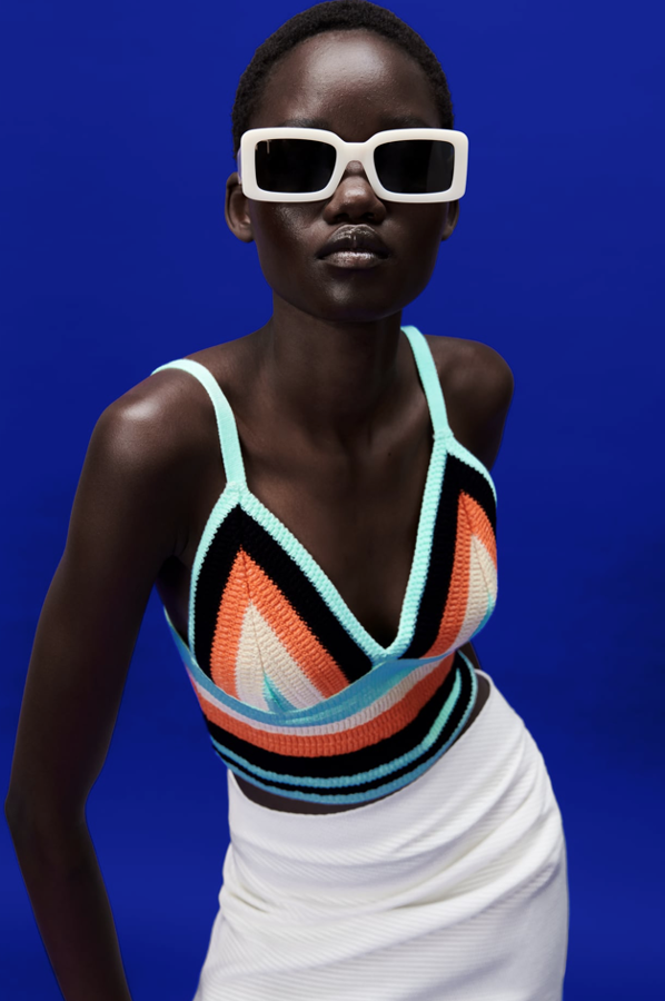 Maravilloso top de punto con escote de pico y tirantes, a rayas de colores. Es una propuesta de la nueva colección de Zara (12,95 euros).