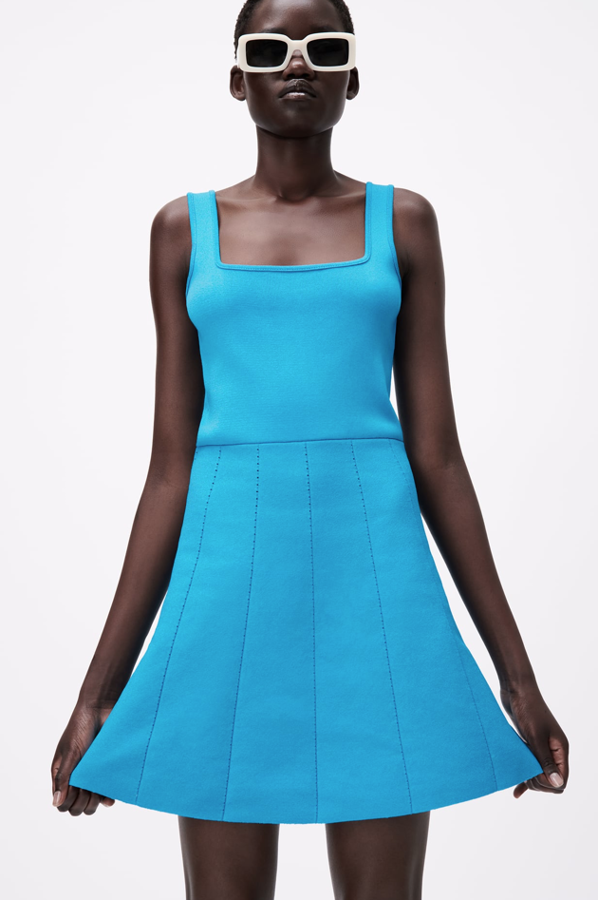 Vestido muy parecido al anterior, con la falda evasé y el escote de tirantes cuadrado, en un color azul intenso fantástico (25,95 euros).