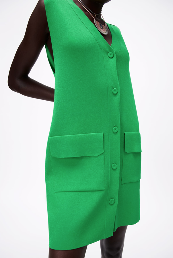 Maravilloso chaleco vestido de un color verde increíble y patrón recto. Lleva dos bolsillos de plastrón y cierra con botones desde el escote de pico hasa abajo. Es de la nueva colección de Zara (29,95 euros).