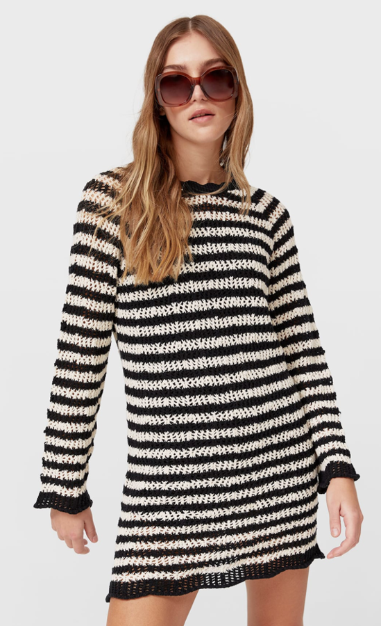 Uno de los vestidos más auténticamente hippies que hemos visto en las colecciones de primavera: con las clásicas rayas nude y negras y tejido a crochet (29,99 euros).