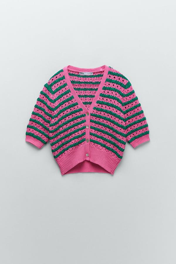 Chaqueta cropped de manga corta en color rosa y verde de Zara (19,99 euros)