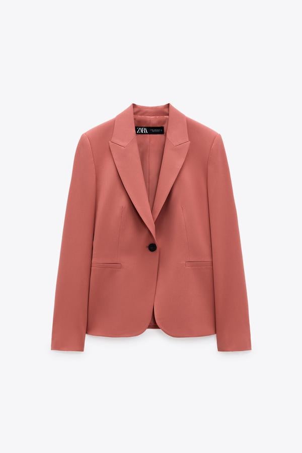 Blazer con solapas en color rosa oscuro con un solo botón de Zara (29,99 euros)