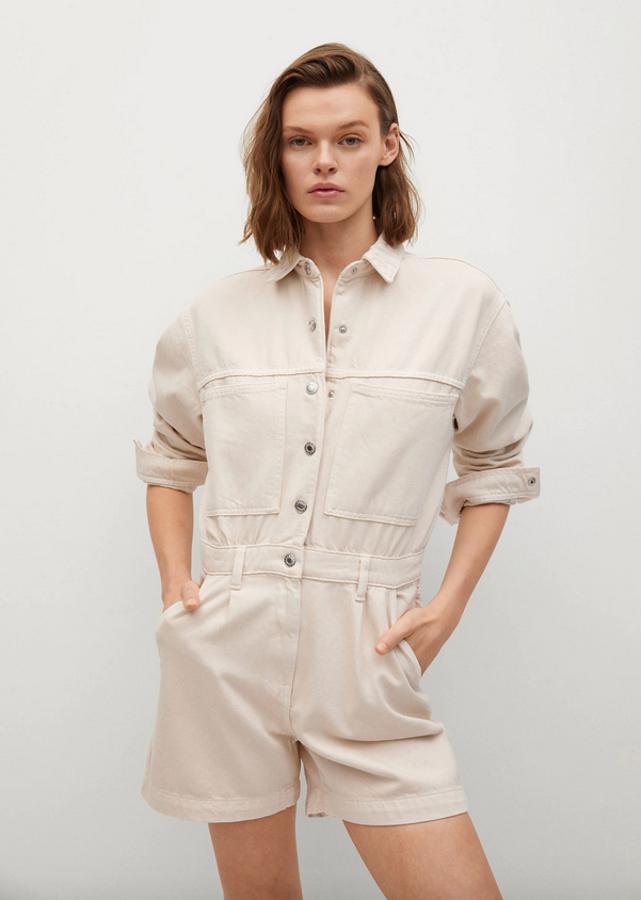 En tejido denim, este mono corto de Mango disponible en crudo o en azul de diseño recto viene con cuello clásico, mangas largas con puños abotonados y cintura elástica en la parte trasera. Con bolsillos de plastrón en la pechera y en la espalda, tiene cierre de botones de clip metalizados en el frontal y cuesta 39,99 euros. Podemos encontrarlo entre las tallas XS y XL.
