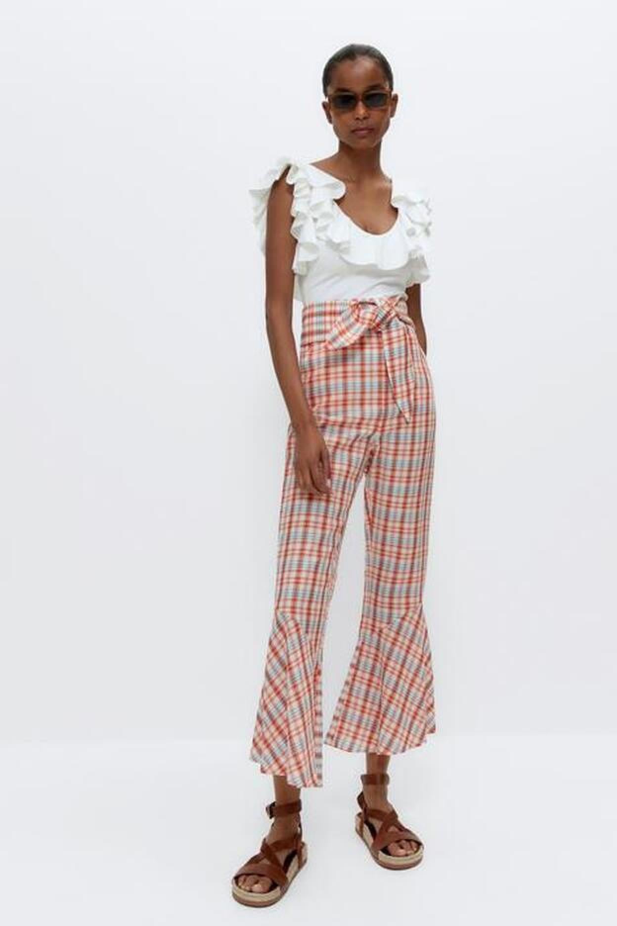 Pincha en la imagen para descubrir los pantalones de lino ideales para elevar tus looks de primavera con los que además podrás lucir tipazo.