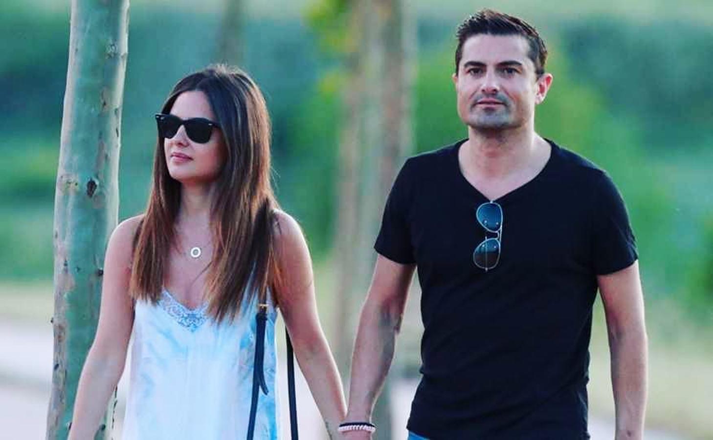 Después de unas escandalosas imágenes que corrieron por el país como la pólvora –dinamitando la relación de Alfonso Merlos con Marta López- iniciaron una perseguida historia de amor. Meses después comenzaron los reproches de todo lo que habían perdido uno y otra por hacer las cosas de esa manera y la relación se rompió.