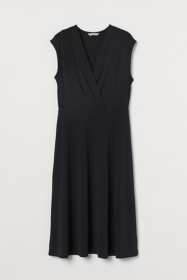 Vestido de punto crepé con corte a la cintura y escote de pico de H&M.