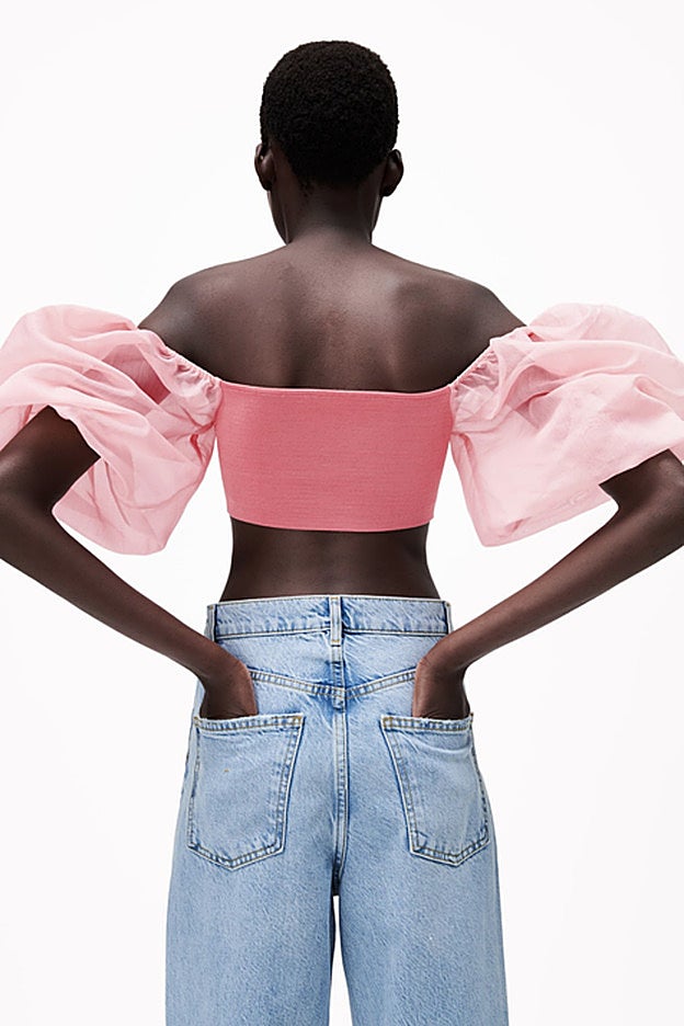 Top con mangas de organza abullonadas de la nueva colección de Zara.