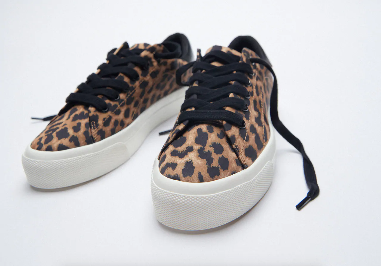 Perfectas para poner un toque salvaje a tu look, estas zapatillas con plataforma y estampado animal cuestan 12.99 euros en los Special Prices de Zara.