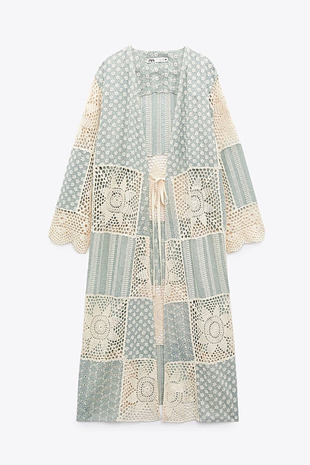 Kimono con aplicaciones de crochet y bordados a contraste de Zara.