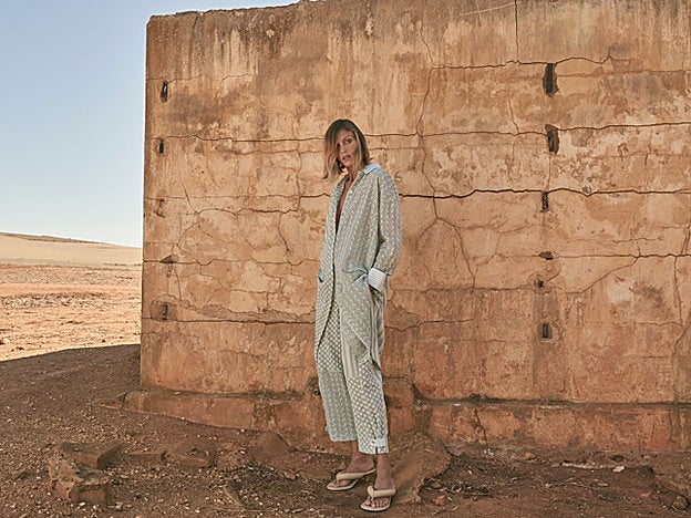 Camisa y pantalón con el mismo color y bordados que el kimono de Zara.