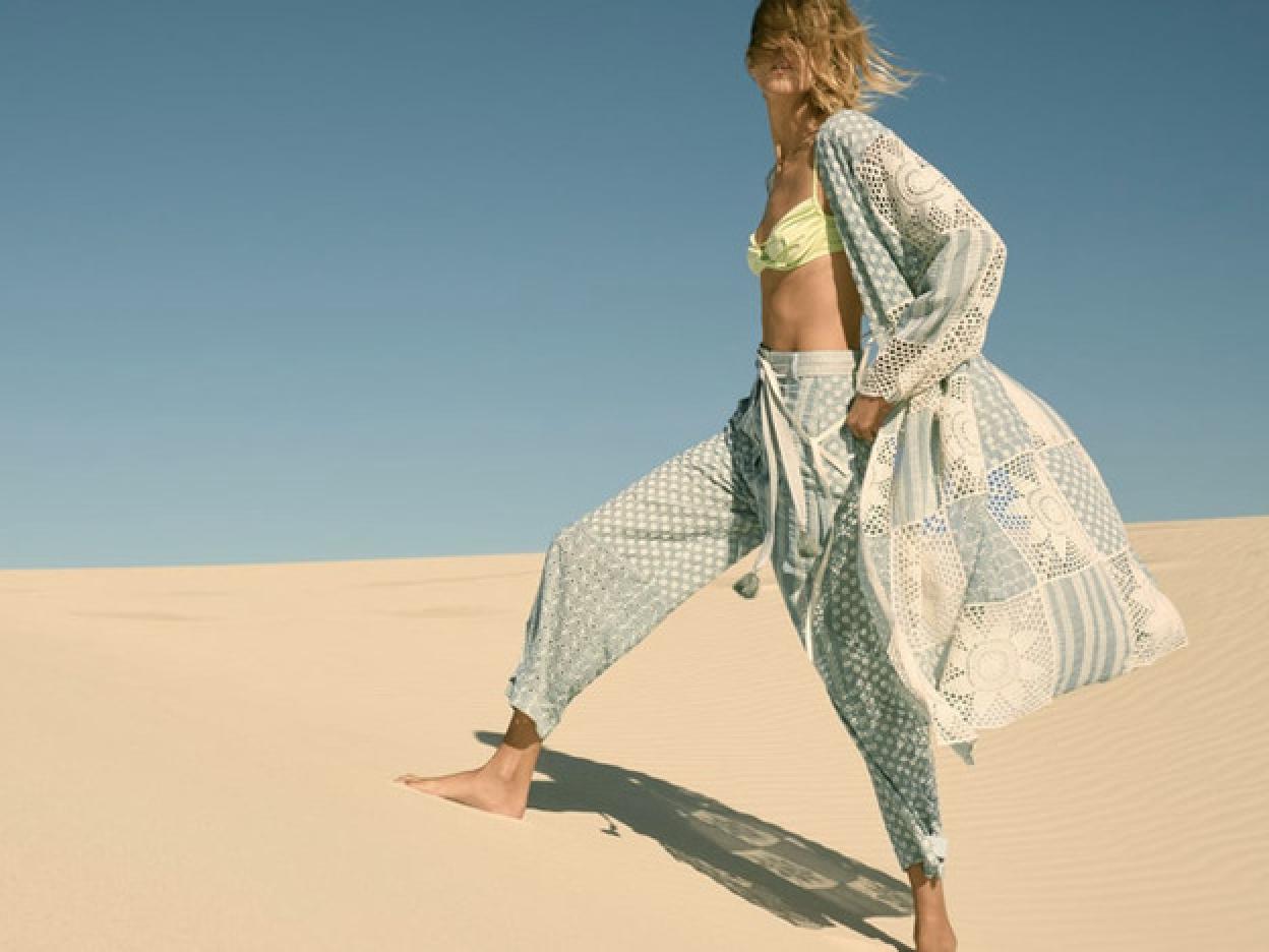 Pincha en la foto para ver que el kimono es la nueva chaqueta de entretiempo más elegante que además puedes combinar con todo y estos siete modelos son la prueba perfecta.